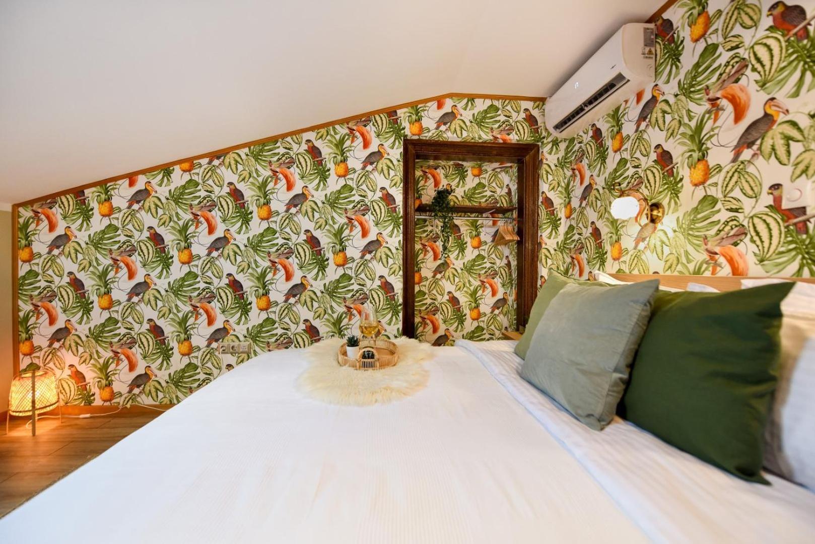 Historic Charm, Modern Comfort - Accommodation In The Heart Of The Old Town Bucarest Chambre photo