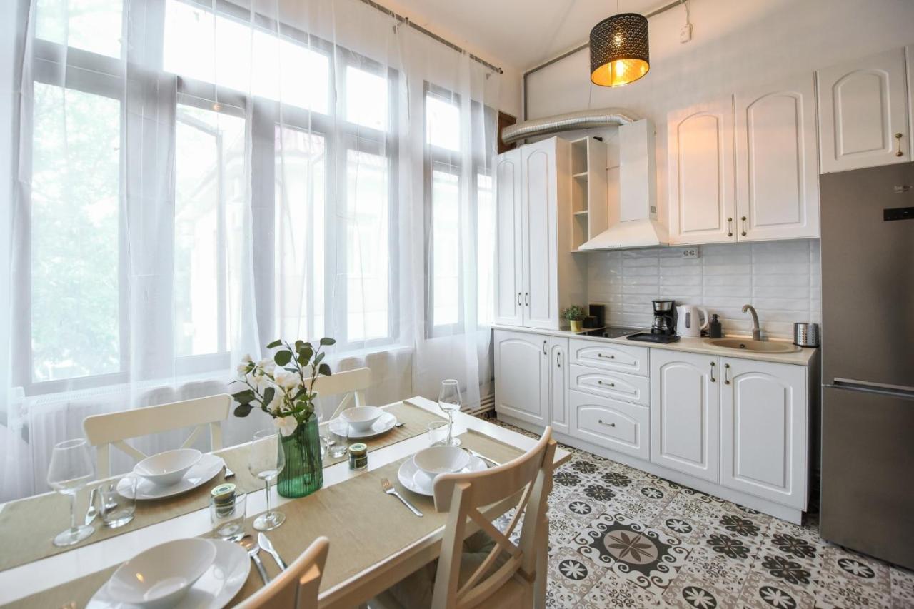 Historic Charm, Modern Comfort - Accommodation In The Heart Of The Old Town Bucarest Extérieur photo