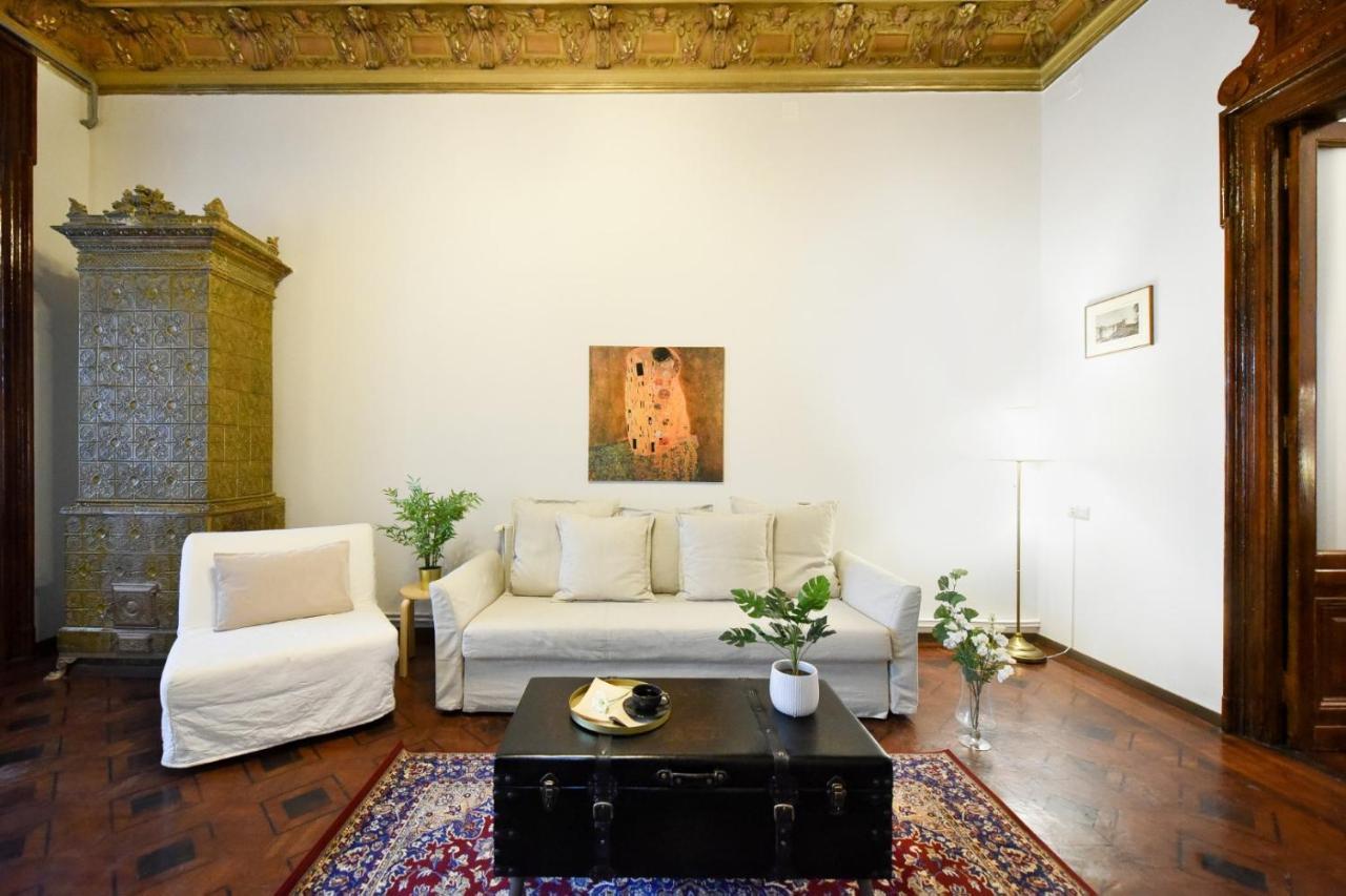 Historic Charm, Modern Comfort - Accommodation In The Heart Of The Old Town Bucarest Extérieur photo