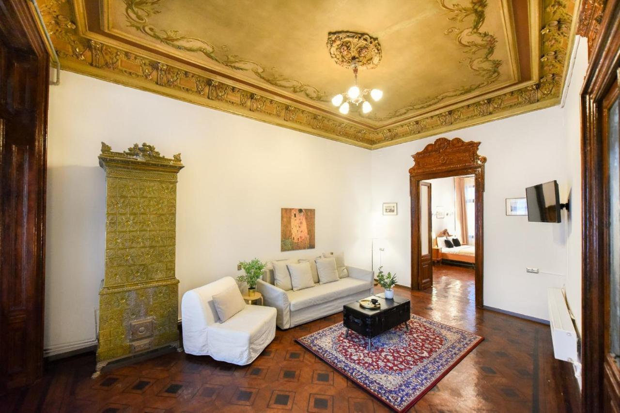 Historic Charm, Modern Comfort - Accommodation In The Heart Of The Old Town Bucarest Extérieur photo